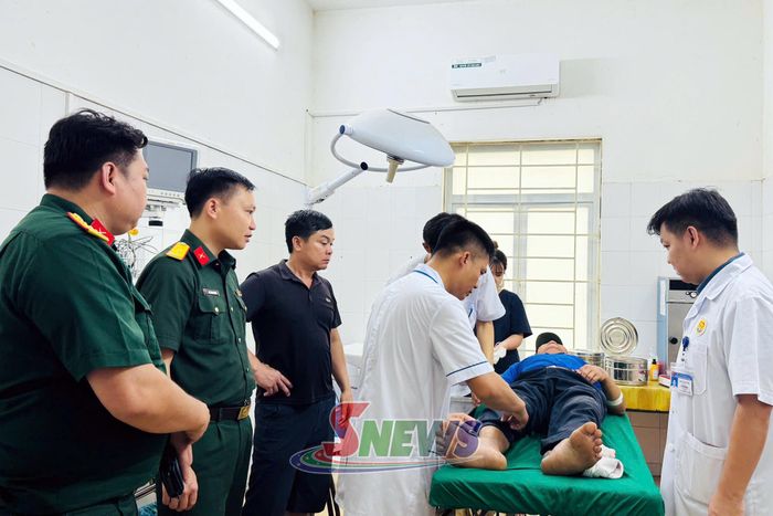 Cán bộ Bộ CHQS tỉnh Sơn La đưa ông Lò Văn Tủ đến Bệnh viện Đa khoa khu vực Yên Châu cấp cứu.