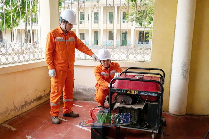 Điện lực Phù Yên - Bắc Yên kiểm tra máy phát điện dự phòng phục vụ Lễ khai giảng năm học mới.