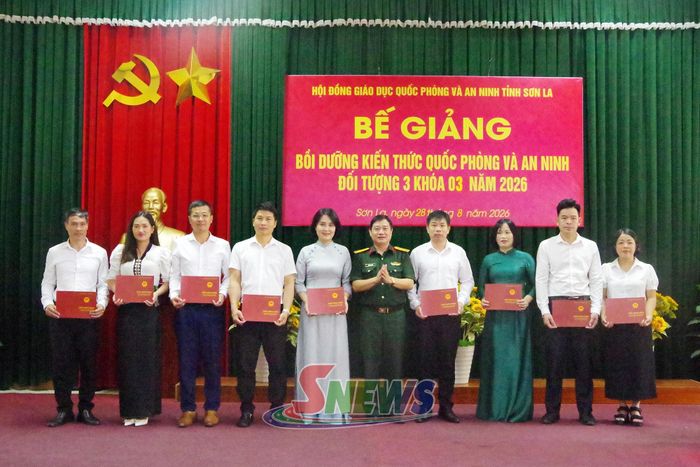 Các học viên nhân Giấy chứng nhận hoàn thành chương trình bồi dưỡng kiến thức quốc phòng và an ninh.