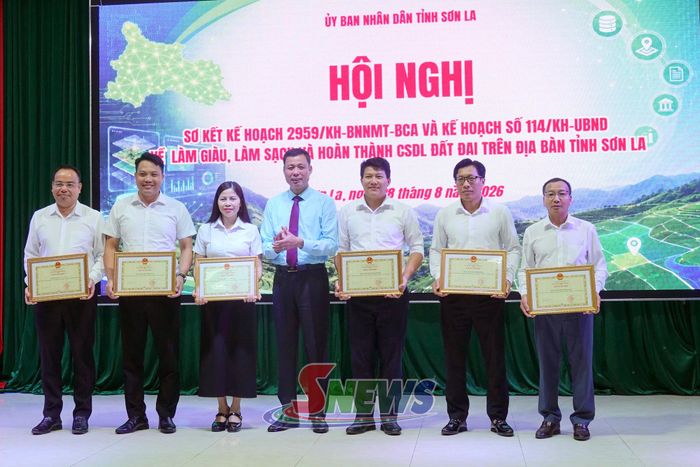Đồng chí Nguyễn Thành Công tặng Bằng khen của UBND tỉnh cho các tập thể có thành tích xuất sắc trong xây dựng cơ sở dữ liệu đất đai.
