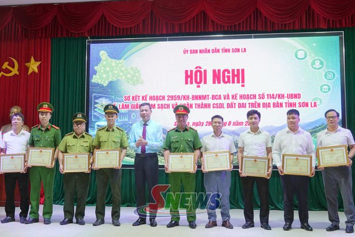 Đồng chí Nguyễn Thành Công tặng Bằng khen của UBND tỉnh cho các cá nhân có thành tích xuất sắc trong xây dựng cơ sở dữ liệu đất đai.