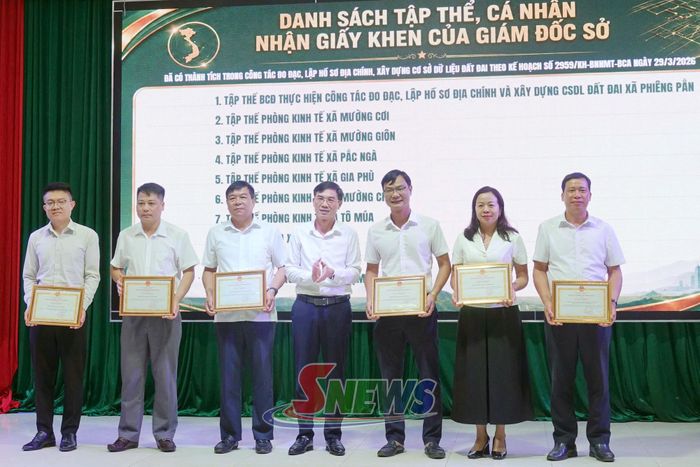 Lãnh đạo Sở Nông nghiệp và Môi trường trao Giấy khen cho các tập thể có thành tích xuất sắc trong xây dựng cơ sở dữ liệu đất đai.