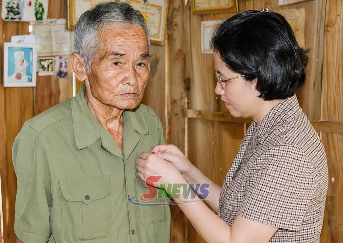 Đồng chí Dương Tú Anh, Chủ nhiệm Ủy ban Kiểm tra Tỉnh ủy trao Huy hiệu 60 năm tuổi cho Đảng viên Quàng Văn Song, Chi bộ bản Chà Lào, Đảng bộ xã Mường La