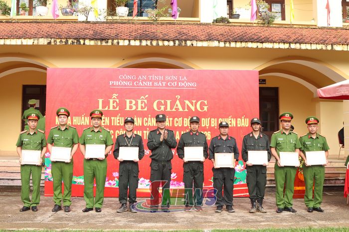 Giám đốc Công an tỉnh tặng giấy khen cho các tập thể, cá nhân.