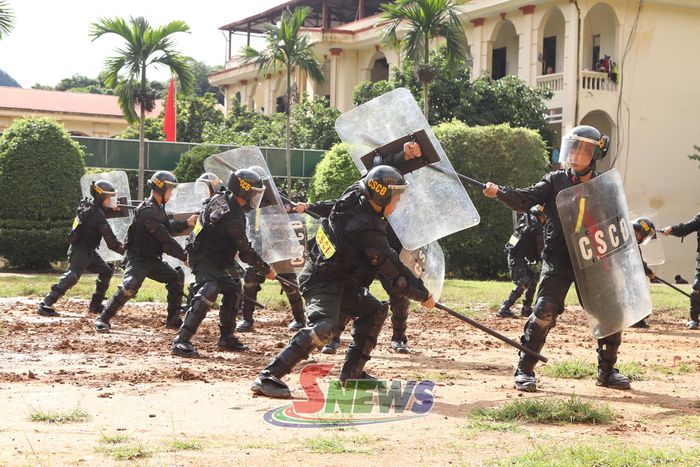 Cán bộ chiến sĩ thực hiện nội dung đối luyện sử dụng lá chắn gậy nhựa trong đối kháng.