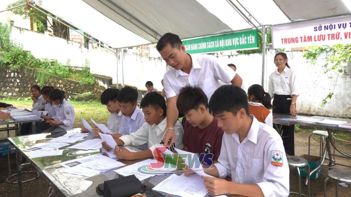 Nhân viên Công ty TNHH Hợp tác Quốc tế Sông Đà Việt Nam tư vấn, hướng nghiệp cho người lao động.