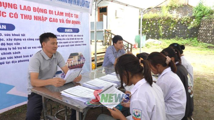 Công ty cổ phần Xuất khẩu lao động Thương mại và Du lịch TTLC tư vấn việc làm cho người lao động.