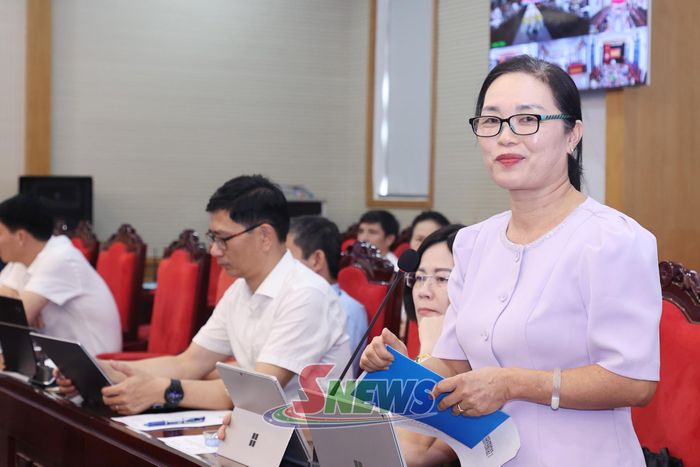 Đồng chí Hiệu trưởng Trường THPT Chuyên Sơn La phát biểu tại hội nghị.