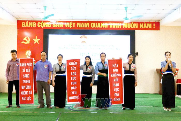 Phần thi chào hỏi của các đội thi.