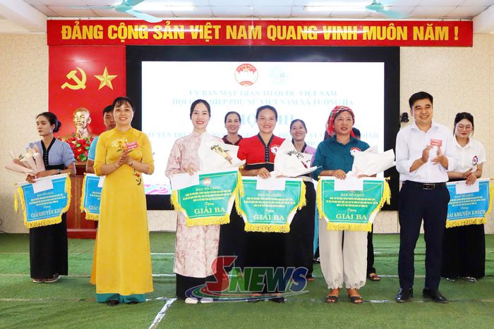 Ban tổ chức trao giải ba cho các đội thi.
