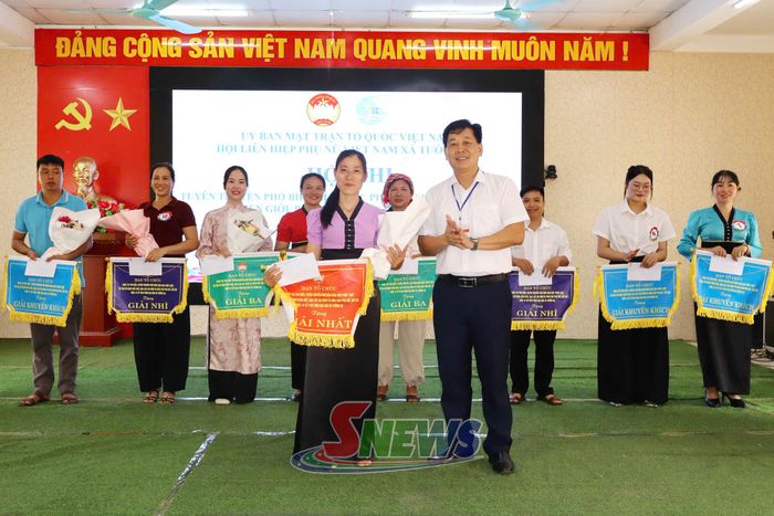 Ban tổ chức trao giải nhất cho đội thi bản Tường Phong.