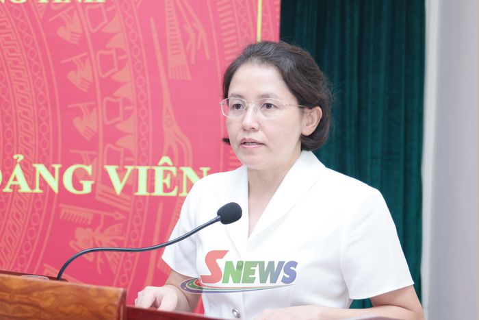 Đồng chí Dương Tú Anh phát biểu tại hội nghị.