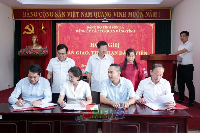 Ký biên bản bàn giao, tiếp nhận đảng viên giữa Đảng ủy các cơ quan Đảng tỉnh và Đảng ủy HĐND tỉnh, Đảng ủy MTTQ, các đoàn thể tỉnh.