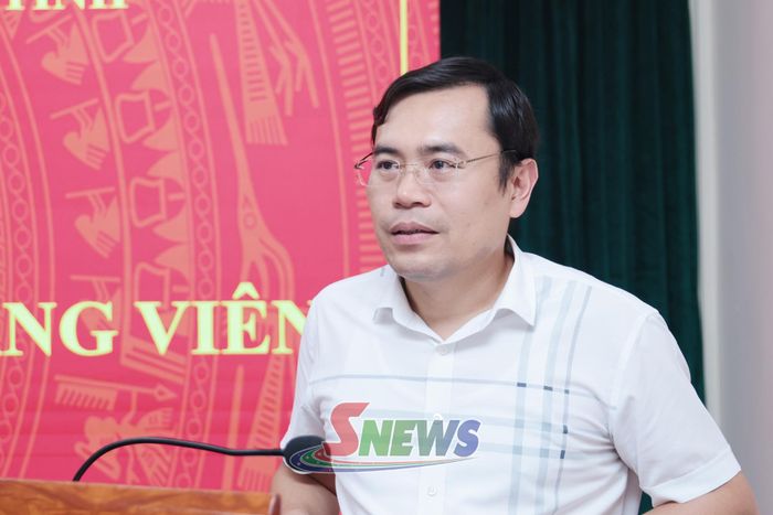 Đồng chí Phó Trưởng ban Tổ chức Tỉnh ủy công bố quyết định.