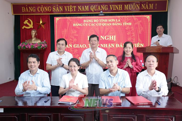 Ký và trao biên bản bàn giao, tiếp nhận đảng viên giữa Đảng ủy các cơ quan Đảng tỉnh và Đảng ủy HĐND tỉnh, Đảng ủy MTTQ, các đoàn thể tỉnh.