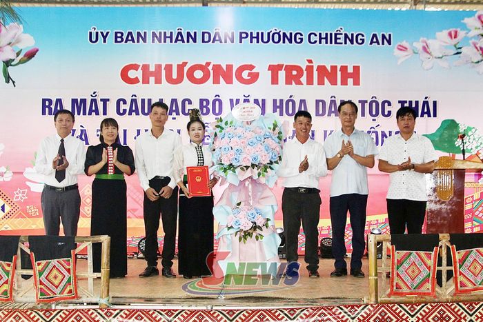 Lãnh đạo phường Chiềng An trao quyết định thành lập CLB Văn hoá dân tộc Thái và Ban chủ nhiệm CLB.