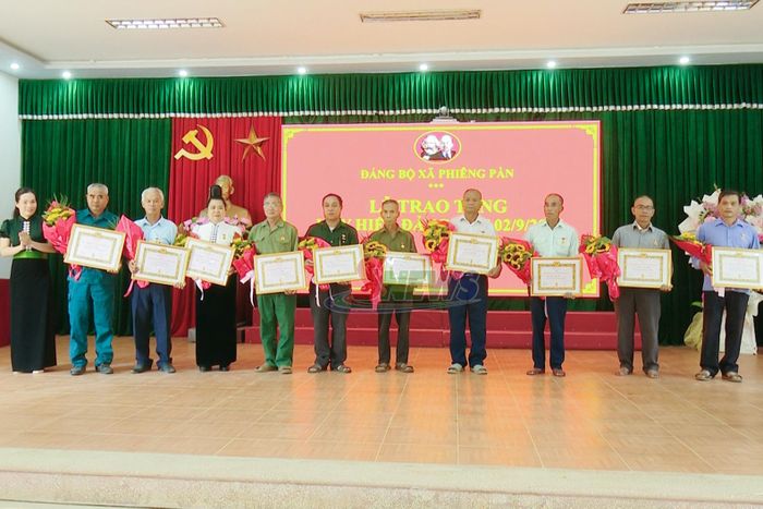 Thường trực Đảng ủy xã Phiêng Pằn trao Huy hiệu 35 năm tuổi Đảng cho các đảng viên.