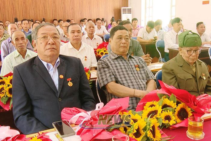 Các đại biểu dự Lễ trao tặng Huy hiệu Đảng đợt 2/9/2026 tại xã Phiêng Pằn.