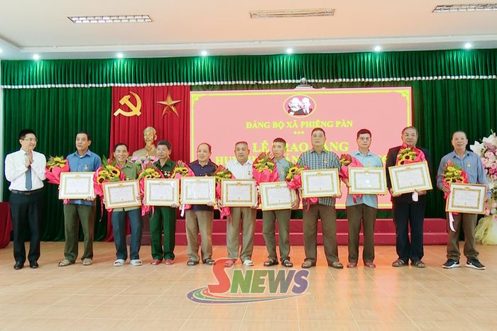 Thường trực Đảng ủy xã Phiêng Pằn trao Huy hiệu 35 năm tuổi Đảng cho các đảng viên.