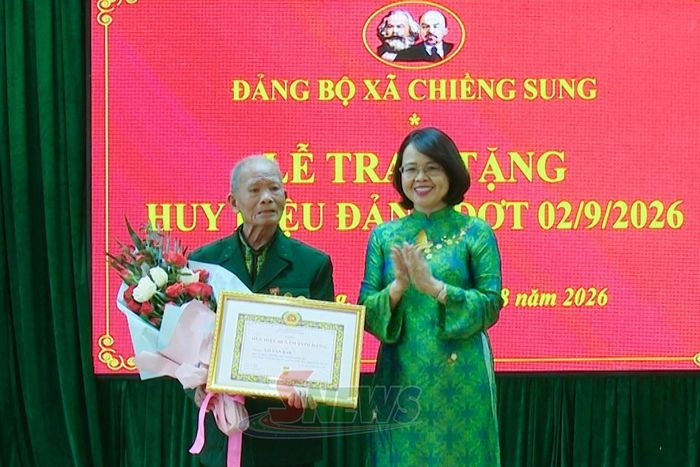 Đồng chí Trưởng ban Tuyên giáo Tỉnh ủy trao tặng Huy hiệu 60 năm tuổi Đảng cho đảng viên Lò Văn Ban, Chi bộ bản Nhất Bó Lạnh, Đảng bộ xã Chiềng Sung.