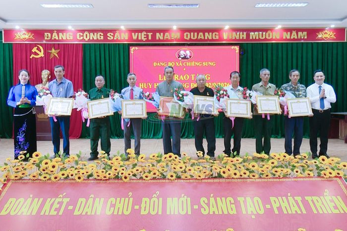 Thường trực Đảng ủy xã Chiềng Sung trao tặng Huy hiệu 35 năm tuổi Đảng cho các đảng viên.