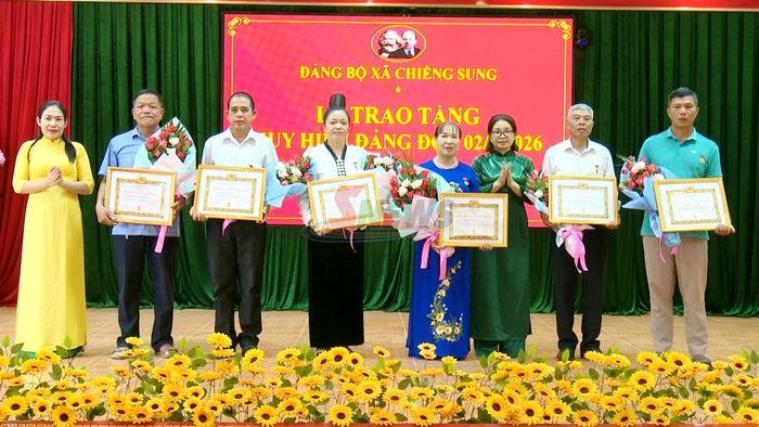 BTV Đảng ủy xã Chiềng Sung trao tặng Huy hiệu 30 năm tuổi Đảng các đảng viên.