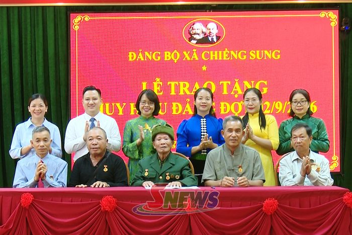 Các đảng viên nhận Huy hiệu Đảng ký Sổ tặng Huy hiệu Đảng của Đảng bộ xã Chiềng Sung.