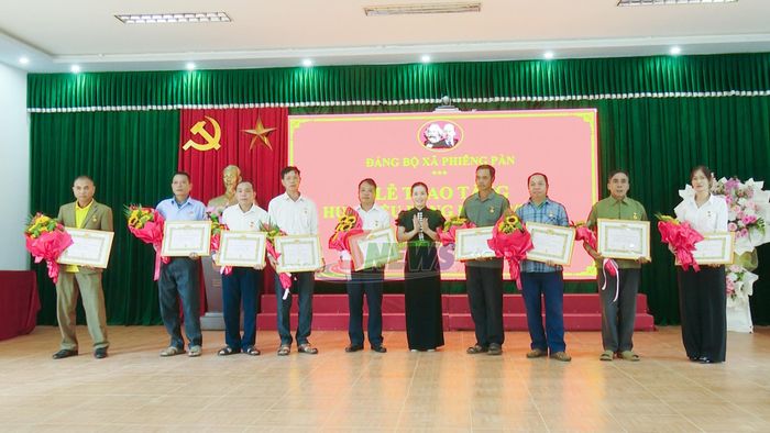 Thường trực Đảng ủy xã Phiêng Pằn trao Huy hiệu 30 năm tuổi Đảng cho các đảng viên.