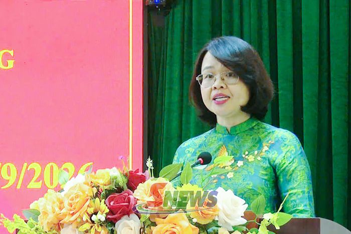 Đồng chí Đinh Thị Bích Thảo phát biểu chúc mừng các đảng viên nhận Huy hiệu Đảng đợt 2/9/2026 tại xã Chiềng Sung