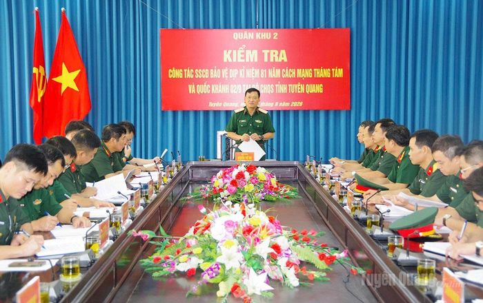 Thiếu tướng Nguyễn Thế Hải, Phó Tham mưu trưởng Quân khu 2 làm việc với Bộ CHQS tỉnh Tuyên Quang.