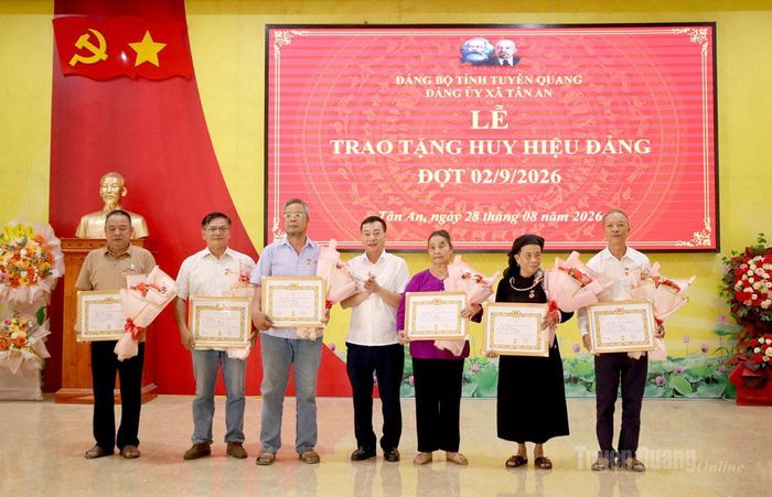 Lãnh đạo xã Tân An trao Huy hiệu 35 năm tuổi Đảng cho các đảng viên.