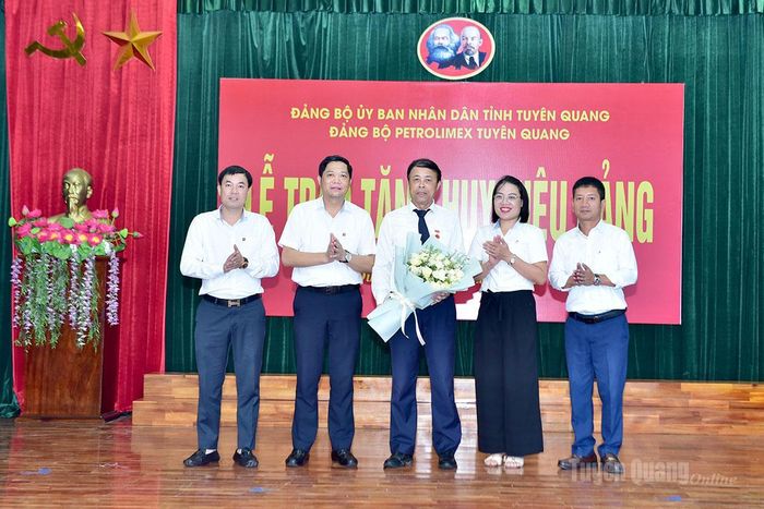 Lãnh đạo đơn vị tặng hoa chúc mừng đồng chí Vũ Trọng Trung, Bí thư Đảng ủy, Chủ tịch Công ty TNHH MTV Petrolimex Tuyên Quang.