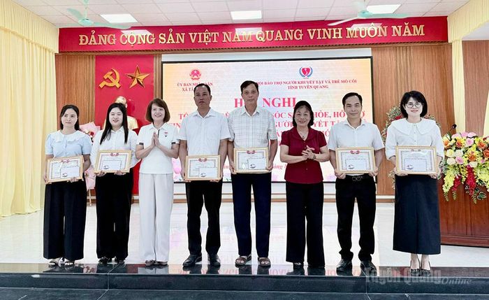 Lãnh đạo Hội Bảo trợ Người khuyết tật và Trẻ mồ côi tỉnh trao giấy khen cho các tập thể và cá nhân.