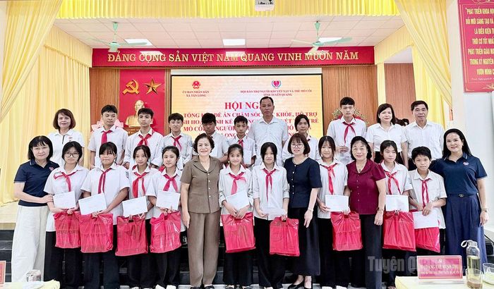 Các đại biểu tặng quà cho học sinh khuyết tật, trẻ mồ côi.