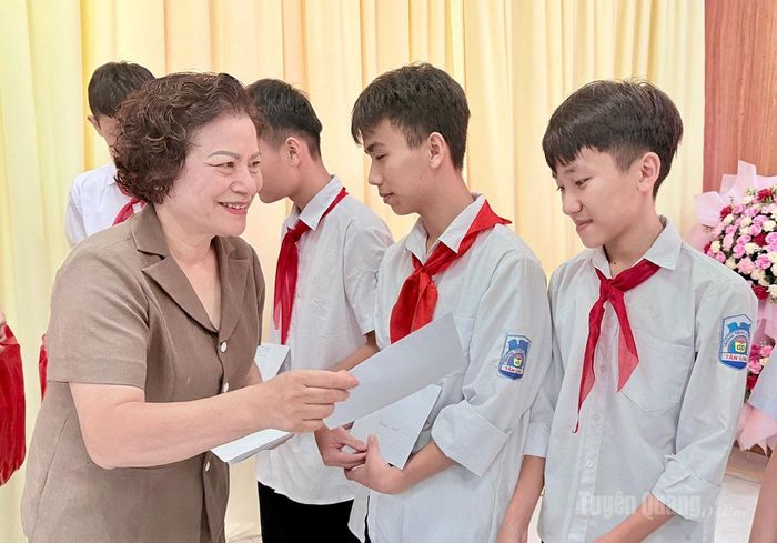 Đồng chí Vũ Thị Bích Việt, nguyên Ủy viên Ban Thường vụ Tỉnh ủy, nguyên Phó Chủ tịch UBND tỉnh, Chủ tịch Hội Khuyến học tỉnh trao học bổng cho học sinh.