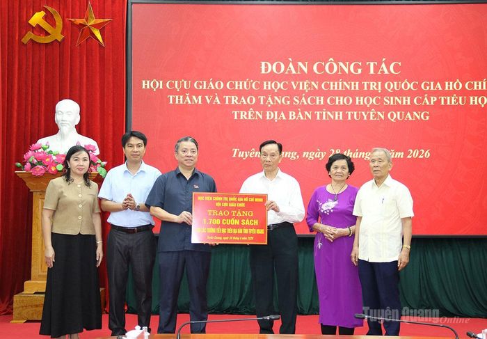 Đoàn Cựu giáo chức Học Viện Chính trị Quốc gia Hồ Chí Minh trao tặng sách cho học sinh trên địa bàn tỉnh.