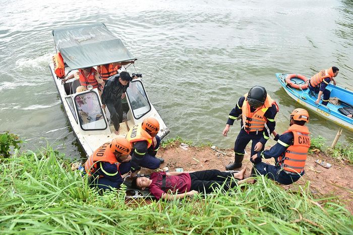 Các lực lượng tham gia diễn tập phương án cứu nạn, cứu hộ vụ đuối nước.