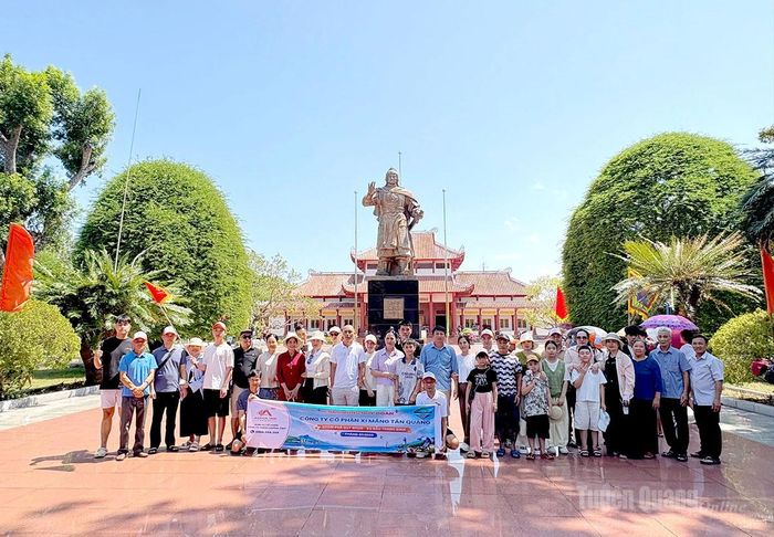 Cán bộ, nhân viên và người nhà được Công ty cổ phần Xi măng Tân Quang tổ chức tham quan nghỉ mát năm 2026.