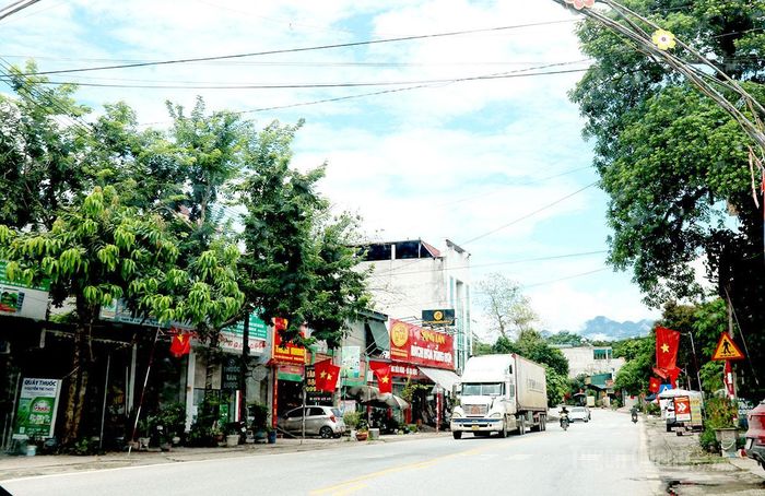 Trung tâm xã Vĩnh Tuy có lợi thế nằm trên tuyến đường Quốc lộ 2, thuận lợi cho phát triển thương mại – dịch vụ.