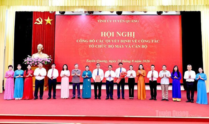Các đồng chí Thường trực Tỉnh ủy tặng hoa chúc mừng các đồng chí lãnh đạo Đảng ủy MTTQ, các đoàn thể tỉnh.