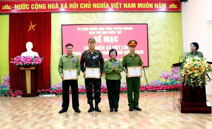 Lãnh đạo xã Việt Lâm trao Giấy khen cho các tập thể có thành tích xuất sắc trong tham gia diễn tập tác chiến xã Việt Lâm trong khu vực phòng thủ năm 2026.