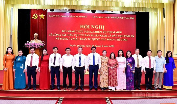 Các đồng chí lãnh đạo Ban Tuyên giáo và Dân vận Tỉnh ủy, Ủy ban MTTQ tỉnh chụp ảnh chung tại hội nghị.