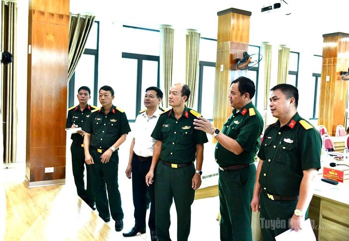 Đoàn Công tác của Quân khu kiểm tra hệ thống kế hoạch Phòng không nhân dân tại phường An Tường.