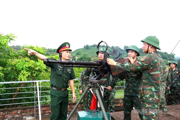Đoàn Công tác của Quân khu kiểm tra công tác sẵn sàng chiến đấu của các Tổ phòng không 12,7mm cơ quan Bộ CHQS tỉnh.