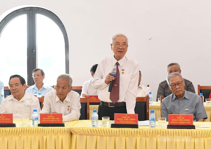 Đồng chí nguyên Phó Bí thư Thường trực Tỉnh ủy Ngụy Văn Thận thảo luận về định hướng phát triển của tỉnh trong giai đoạn mới.