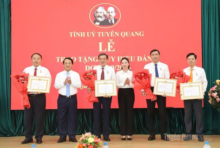 Đồng chí Bí thư Tỉnh ủy Hầu A Lềnh và đồng chí Phó Bí thư Thường trực Tỉnh ủy Lê Thị Kim Dung trao Huy hiệu 35 năm và 30 năm tuổi Đảng cho các đồng chí lãnh đạo tỉnh.