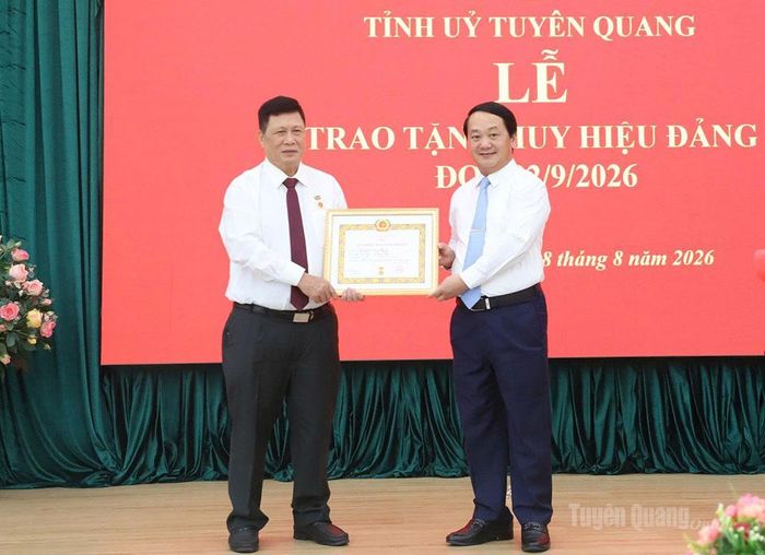 Đồng chí Bí thư Tỉnh ủy Hầu A Lềnh trao Huy hiệu 40 năm tuổi Đảng cho đồng chí Nguyễn Sáng Vang.