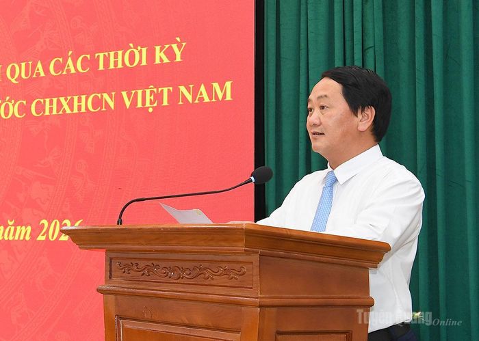Đồng chí Bí thư Tỉnh ủy Hầu A Lềnh phát biểu tại buổi gặp mặt.