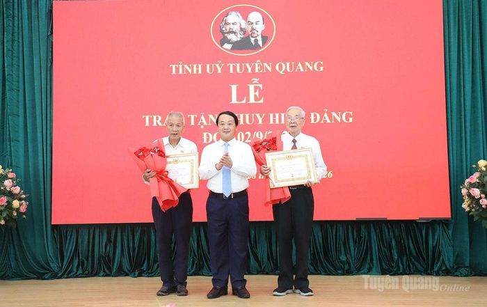 Đồng chí Bí thư Tỉnh ủy Hầu A Lềnh trao Huy hiệu 60 năm tuổi Đảng cho đồng chí Ngụy Văn Thận và đồng chí Nguyễn Trần Bắc.