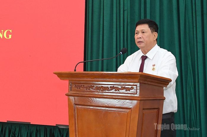 Đồng chí Nguyễn Sáng Vang, nguyên Ủy viên BCH Trung ương Đảng, nguyên Phó Chủ nhiệm Ủy ban Kiểm tra Trung ương, nguyên Bí thư Tỉnh ủy Tuyên Quang, nguyên Trưởng Đoàn đại biểu Quốc hội tỉnh phát biểu tại Lễ trao Huy hiệu Đảng.